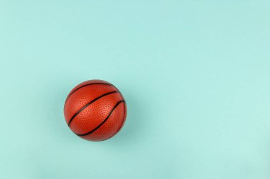 Mavi arka planda basketbol maçı için küçük turuncu top.