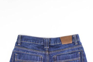 Moda pantolonu düğmesi. Cepleri ve düğmeleri olan kot pantolonun bir parçası. Kıyafet etiketi. Boşluğu kopyala