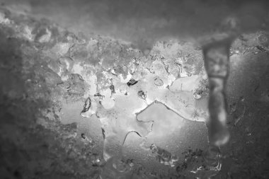 Kalın ve ince buz saçakları. Frost Soyut Arkaplan. Parlak şeffaf buz saçakları asılı.