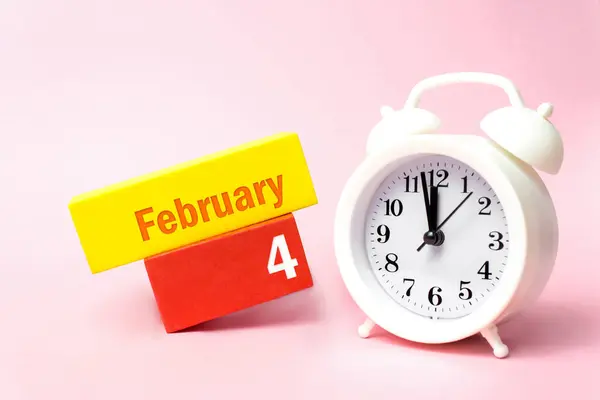 Febrero Día Del Mes Fecha Del Calendario Reloj Despertador Blanco —  Fotos de Stock