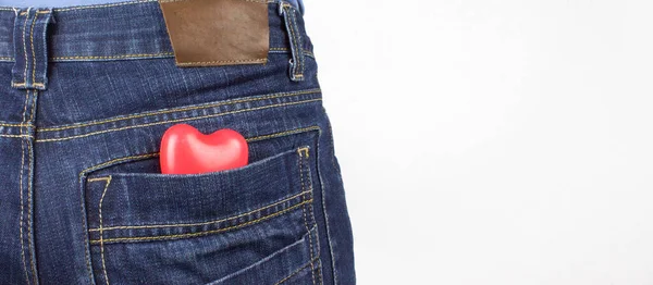 Rotes Herz Jeans Gesäßtasche Das Konzept Der Romantik — Stockfoto