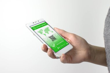 Aşılama sertifikası olan bir akıllı. Cep telefonundan Covid-19 Aşı Pasaportu kontrol ediliyor.