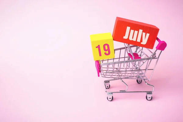 Lipca Dzień Miesiąca Data Kalendarza Zamknij Zabawki Metalowe Koszyk Czerwonym — Zdjęcie stockowe