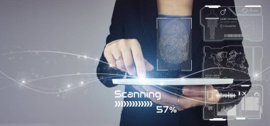 Kişisel güvenliği sağlamak için tanıma ve tarama. Beyaz tablet iş kadınının elinde, üzerinde dijital hologram parmak izi taraması işareti var. Geleceksel ve teknolojik tarama kavramı