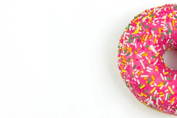 Een Deel Van Pink Donut Versierd Met Kleurrijke Hagelslag Geïsoleerd — Stockfoto