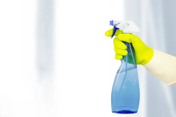 Fenster Waschen Von Oben Gelben Gummihandschuhen Mit Reinigungssprayflasche Frühjahrsputz Konzept — Stockfoto