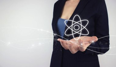 Bilgi ve yenilik kavramı. Gri arkaplanda el ele tutuşan dijital hologram atomu