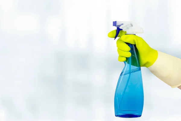 Frühjahrsputz Konzept Hand Hält Sprühflasche Frau Mit Flasche Waschmittel Auf — Stockfoto