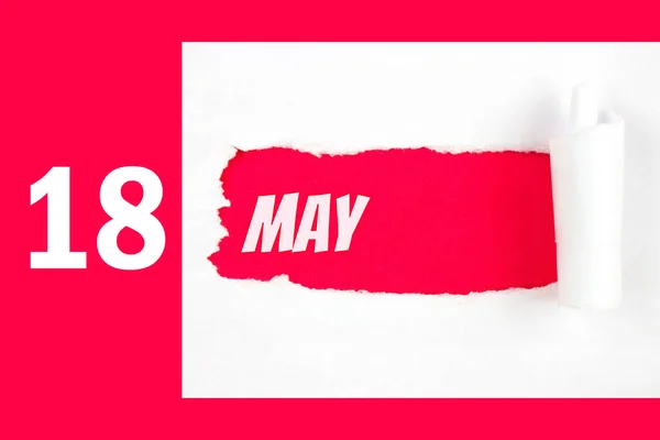 5月18日 月の18日 カレンダーの日付 カレンダー日付と側面を引き裂かれた白い紙の赤い穴 春の月 その年のコンセプトの日 — ストック写真