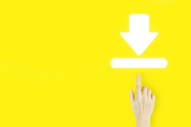 İnternet Bağlantısı İndir. Sarı arka planda hologram indirme işaretini gösteren genç bir kadının el parmağı. Konsepti güncelle