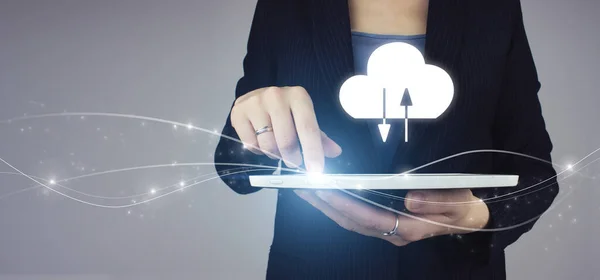 Soyut bulut bağlantı teknolojisi geçmişi. Beyaz tablet iş kadınının elinde, gri arkaplanda soyut bulut işareti var. Bulut hesaplama teknolojisi internet kavramı.