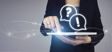 SSS sık sık soru sorar. Beyaz tablet iş kadını elinde dijital hologram SSS soru işareti ile gri arka planda. Sorular çevrimiçi.