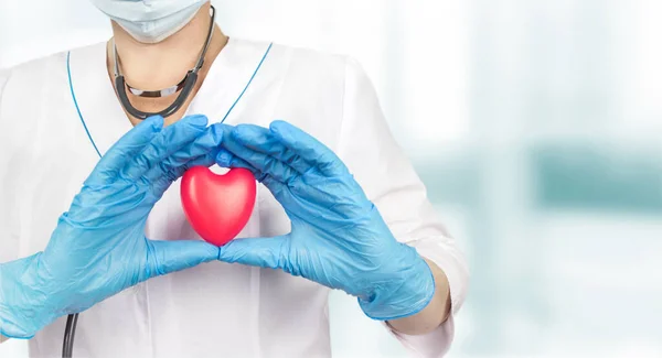 Doctor Sosteniendo Corazón Rojo Oficina Del Hospital Medicina Concepto Salud —  Fotos de Stock