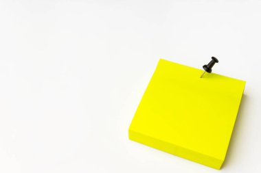 Beyaz Arkaplanda düğmesi olan boş bir kare sarı yapışkan kağıt. Sana bilgiyi hatırlatıyor. Metin İçin Yer