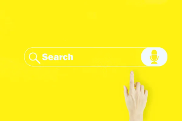 Палец Молодой Женщины Голограммой Поисковый Адрес Значок Панели Навигации Желтом — стоковое фото