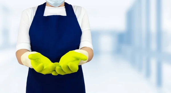 Eine Putzfrau Grünen Handschuhen Auf Verschwommenem Hintergrund Das Konzept Der — Stockfoto