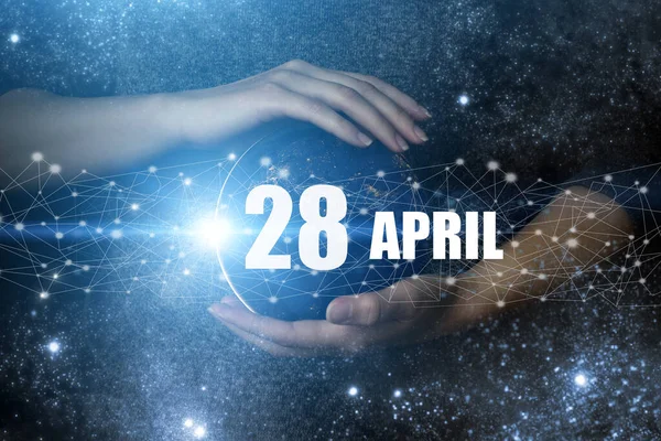 4月28日 月の28日 カレンダーの日付 カレンダーの日と手の地球の地球の惑星で人間を保持 Nasaによって提供されたこの画像の要素 春の月 その年のコンセプトの日 — ストック写真
