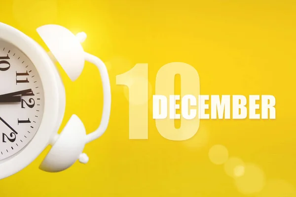 Grudnia Dzień Miesiąca Data Kalendarza Biały Budzik Żółtym Tle Dnia — Zdjęcie stockowe