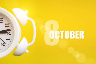 8 Ekim. Ayın 8 'i, takvim tarihi. Takvim günüyle birlikte sarı arka planda beyaz çalar saat. Sonbahar ayı, yılın günü konsepti.