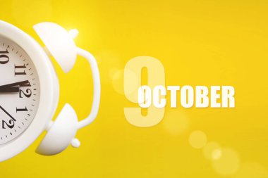 9 Ekim. Ayın 9 'u, takvim tarihi. Takvim günüyle birlikte sarı arka planda beyaz çalar saat. Sonbahar ayı, yılın günü konsepti.