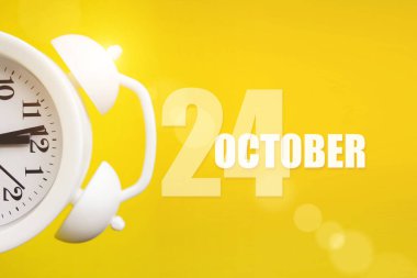 24 Ekim. Ayın 24 'ü, takvim tarihi. Takvim günüyle birlikte sarı arka planda beyaz çalar saat. Sonbahar ayı, yılın günü konsepti.
