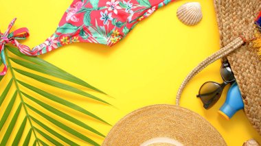 Deniz kabukları, plaj şapkası ve sarı arka planda palmiye yaprağı olan yaz arkaplanı.