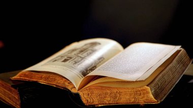 Siyah arkaplan üzerine eski kitabı aç