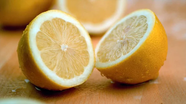 Lemon Segar Dan Dipotong Setengah Atas Meja Kayu — Stok Foto