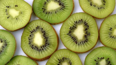 Kivi arka planda dilimler. Meyve kiviyi doku olarak dilimler