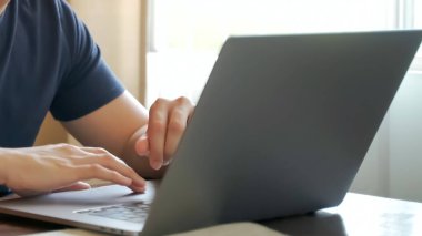 Erkek Eller dizüstü bilgisayarda çalışıyor. Evden Çalışma.