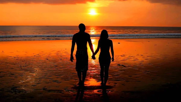 Ζευγάρι Στην Παραλία Ηλιοβασίλεμα — Φωτογραφία Αρχείου