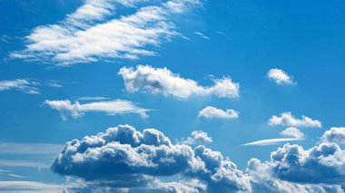 Beyaz bulutlu mavi gökyüzü. Gökyüzü ve bulutlar