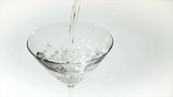 Vatten Häller Glas Vit Bakgrund — Stockfoto