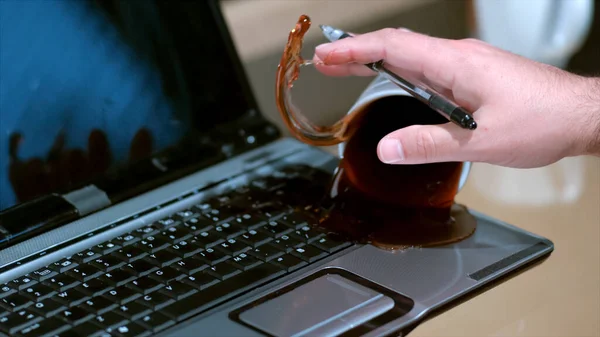 Χύστε Καφέ Από Λευκό Κύπελλο Στο Πληκτρολόγιο Laptop Του Υπολογιστή — Φωτογραφία Αρχείου