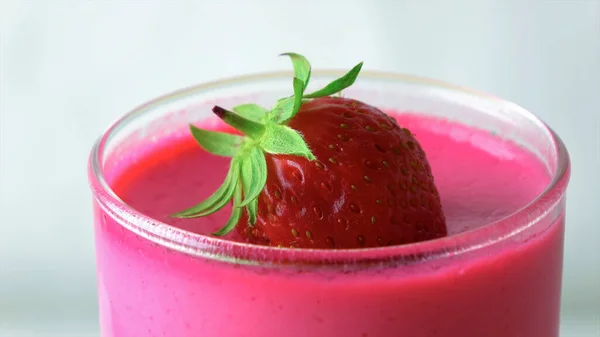 Smoothie Aux Fraises Avec Fraise Dans Verre — Photo