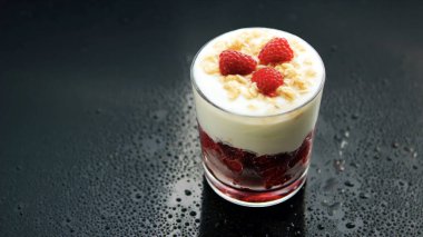 Çilekli ve kremalı tatlı.