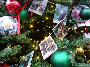 Ahşap arka planda noel süslemesi