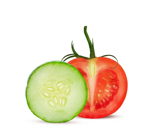白色背景上的新鲜绿色黄瓜和西红柿片 — 图库照片