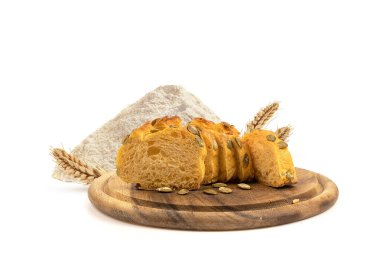 Tahtada taze ekmek ve buğday unu.