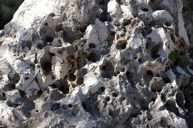 Mermer bir kayadan kopmuş büyük bir taş.