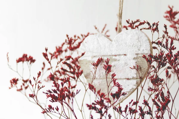 Coeur Bois Peint Blanc Côté Fleurs Séchées Rouges Fond Blanc — Photo