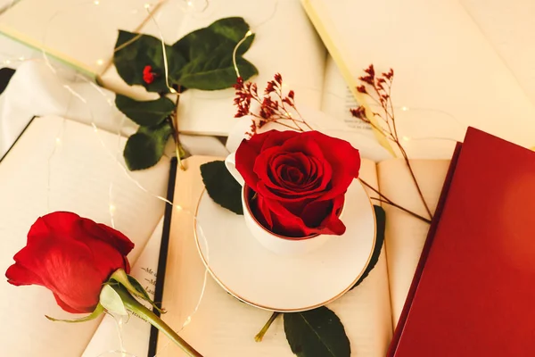 Rouge Rose Côté Livres Ouverts Fermés Sur Fond Blanc Parfait Image En Vente