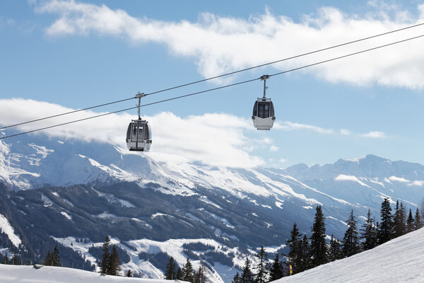 Winter mountains landscape with cable car — Stock Image Winter mountains landscape with cable car — Stock Photo, Image