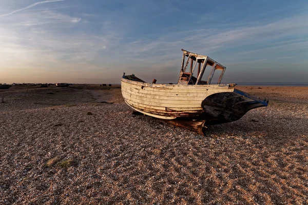 Vieux bateau de pêche abandonné — Photo