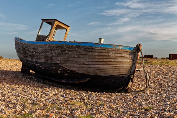 Старая, заброшенная рыбацкая лодка — стоковое фото