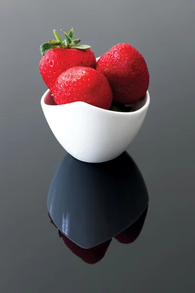 Stroberi segar dalam mangkuk putih — Stok Foto