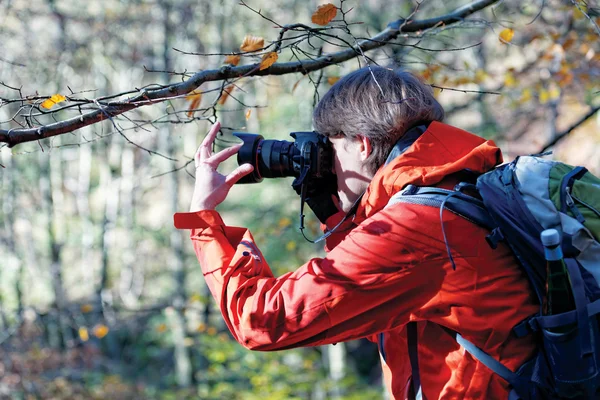 Junger Fotograf beim Fotografieren — Stockfoto