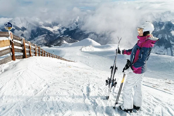 Jovem esquiadora admirando a vista deslumbrante — Fotografia de Stock