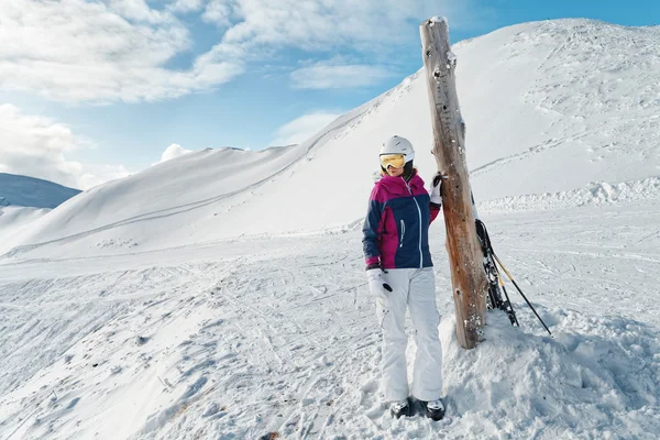 Junge Skirennläuferin bewundert die atemberaubende Aussicht — Stockfoto