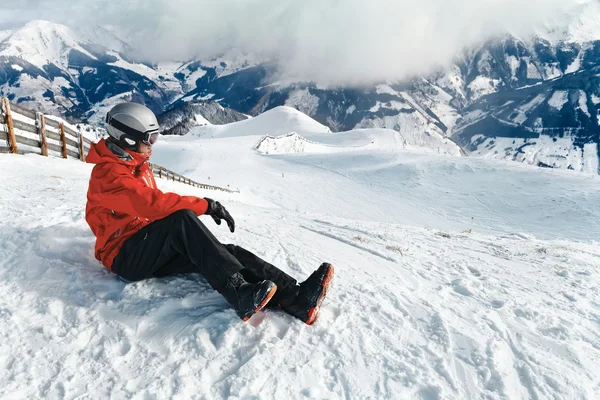 Snowboarder admirando a vista deslumbrante — Fotografia de Stock